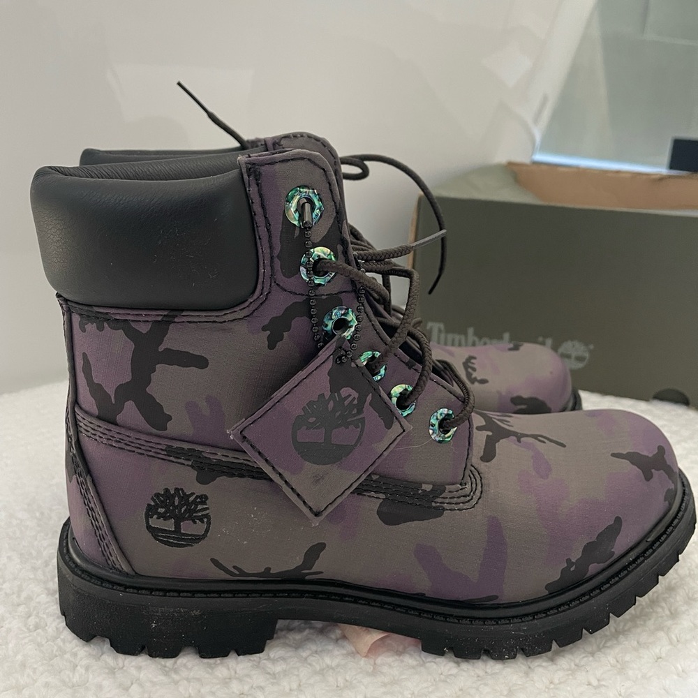 New Timberland 6" Iridescent Premium
Waterproof Black Camouflage Boots Size 6